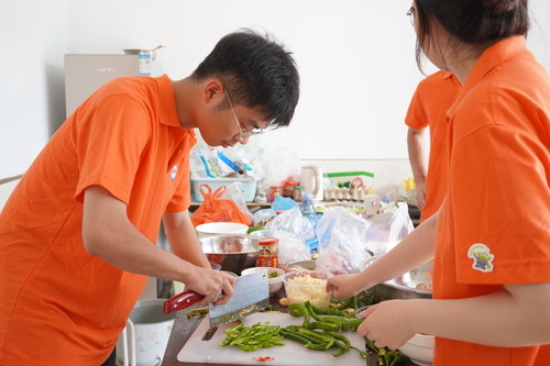 【实践团剪影】志愿者为实践团成员准备午餐
